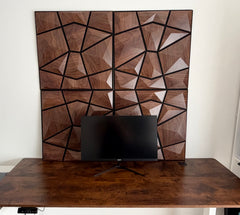 AURVEX Dark Oak Wandpaneele über höhenverstellbarem Schreibtisch – echtes Setup